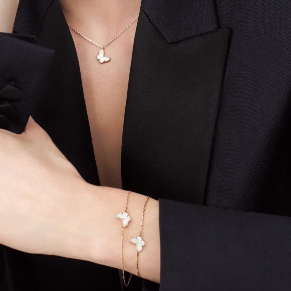 Van Cleef & Arpels Sweet Butterflies bracelet
18K yellow gold, Mother-of-pearl